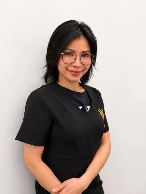 Nha, kosmetologelev hos Nordic Skin College på Kongens Nytorv, i skolens uniform