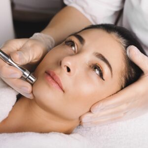 Diamantslibning med AHA og ansigtsmassage