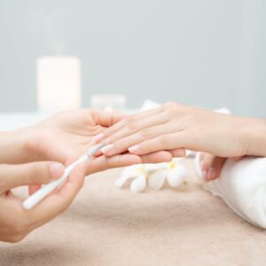 SPA manicure med lak - Nordic Skin College